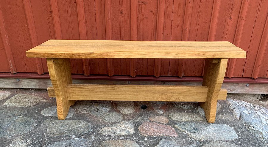 Bilden visar en flaska klädd med rep  