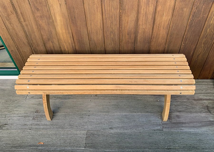 Bilden visar en flaska klädd med rep  