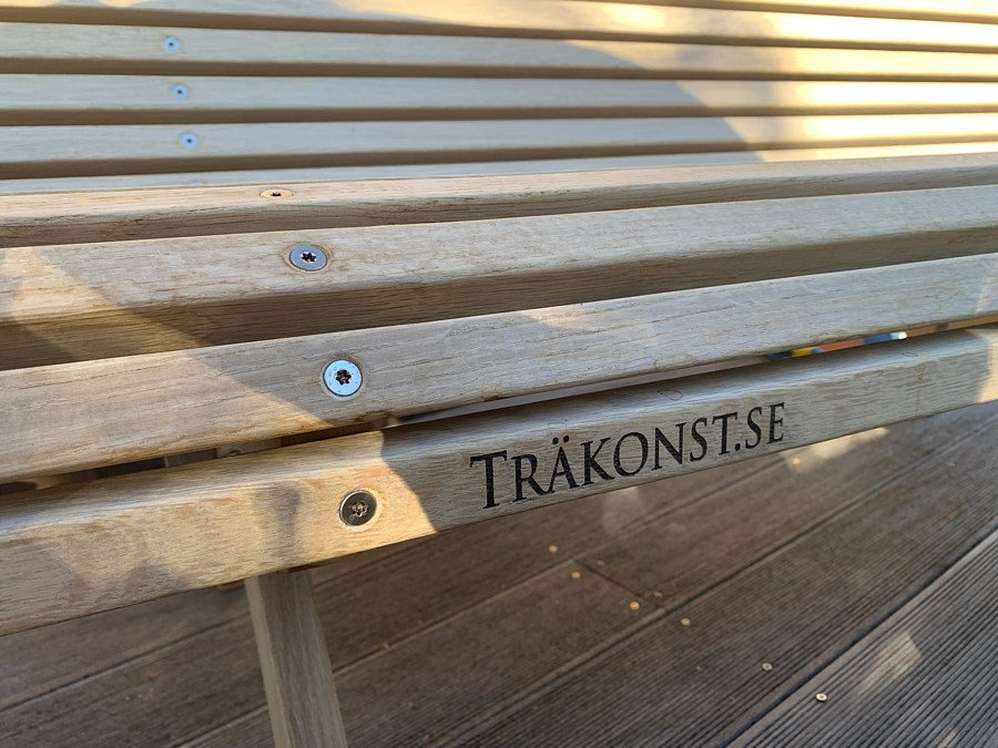 Bilden visar en flaska klädd med rep  