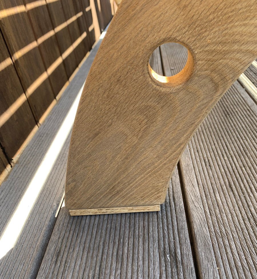 Bilden visar en flaska klädd med rep  
