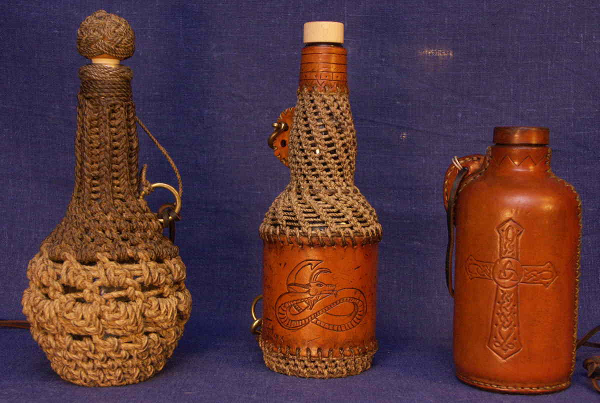 Flaskor klädda med rep, läder och rep och läder